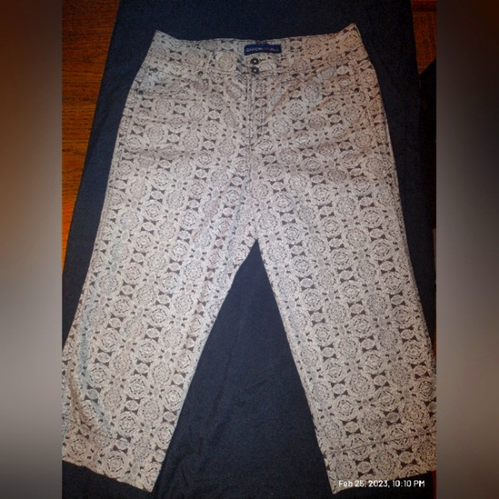 Bandolino Blu capris - Brown/White Capri pants size 10 floral design